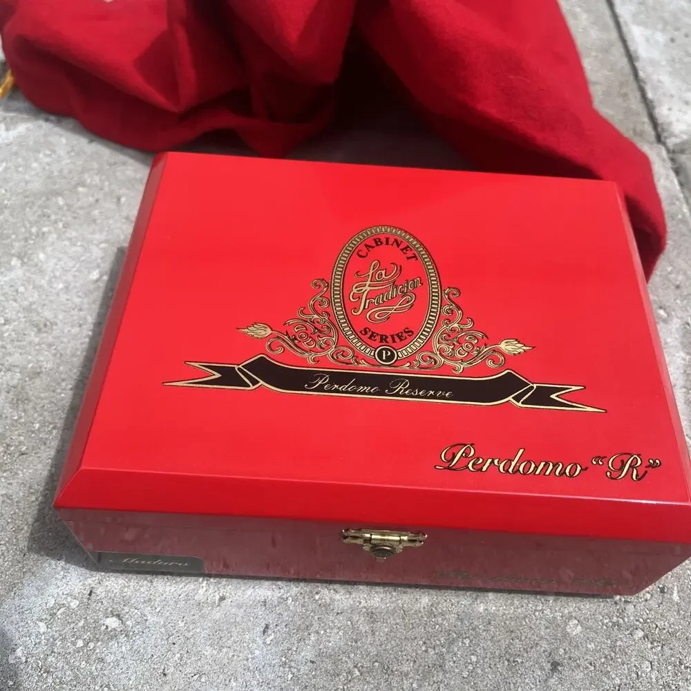 LA TRADICION PERDOMO RESERVE RED ENAMELED EMPTY WOOD CIGAR BOX